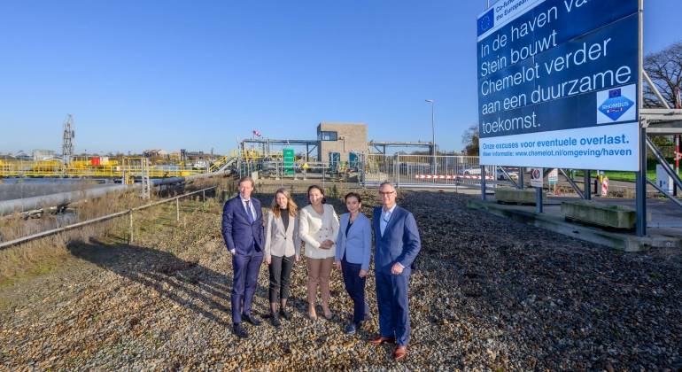 Gedeputeerde Demollin, Vertegenwoordigers van CINEA/ Connecting Europe Facilities-programma, Chemelot en Circle Infra Partners bij het bouwbord in Port of Chemelot.